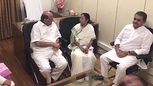 शरद पवार, ममता बनर्जी समेत कई बड़े नेताओं की मांग- तत्काल रिहा किए जाएं जम्मू-कश्मीर के सभी राजनीतिक बंदी