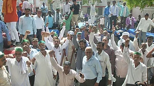 यूपी: किसानों का प्रदर्शन, ‘2008 से पहले के ट्रैक्टर्स पर लगी रोक को वापस ले योगी सरकार’