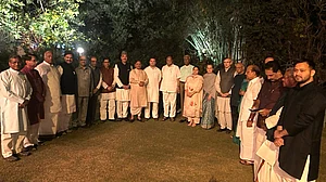 सोनिया गांधी के घर डिनर खत्म: शरद पवार और तेजस्वी ने इसे बड़ी पहल बताया, कांग्रेस ने कहा सियासी चश्मे से न देखें इसे