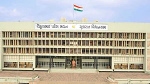गुजरात विधानसभा में हाथापाई, स्पीकर ने किया कांग्रेस के तीन विधायकों को निलंबित