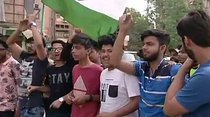 सीबीएसई पेपर लीक: सीबीएसई दफ्तर के बाहर छात्रों का प्रदर्शन, कहा, बोर्ड की गलती का खामियाजा भुगत रहे हम