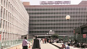 दिल्ली एम्स: रेजीडेंट डॉक्टरों की हड़ताल से मरीज हलकान, साथी डॉक्टर से हुई मारपीट से हैं नाराज