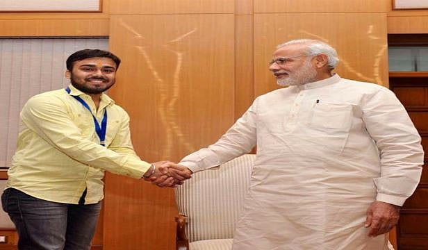 मुस्लिम ड्राईवर होने पर कैब कैंसिल करने वाले को फॉलो करते हैं मोदी के मंत्री, पीएम से मिल चुका है अवार्ड