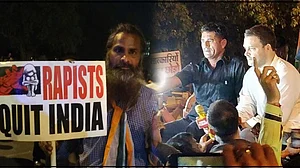 ‘बलात्कारियों भारत छोड़ो’ के नारे के साथ इंडिया गेट पर कैंडल मार्च, राहुल ने कहा, ये आमजन की आवाज