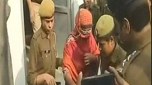 उन्नाव केस: पिटाई से फट गई थी बलात्कार पीड़िता के पिता की आंत, जहर फैलने से गई जान, पोस्टमार्टम रिपोर्ट