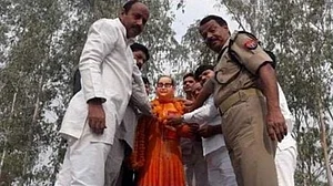 योगी सरकार ने अंबेडकर की मूर्ति को दिया भगवा रंग