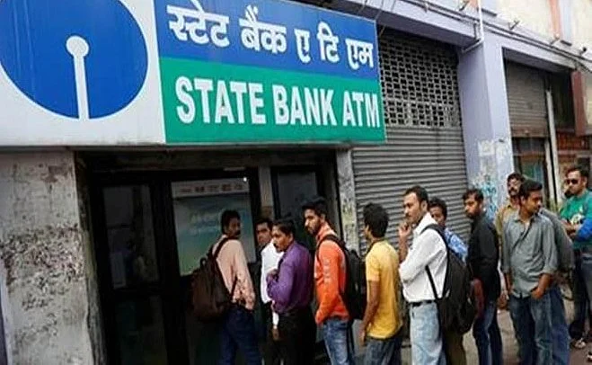 बिहार के बैंक हुए गरीब, एटीएम कंगाल, पैसे के लिए दर-दर भटक रहे हैं लोग