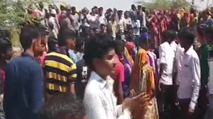 गुजरात: जमीन अधिग्रहण का विरोध कर रहे किसानों पर पुलिस ने भांजी लाठियां, कई किसान घायल