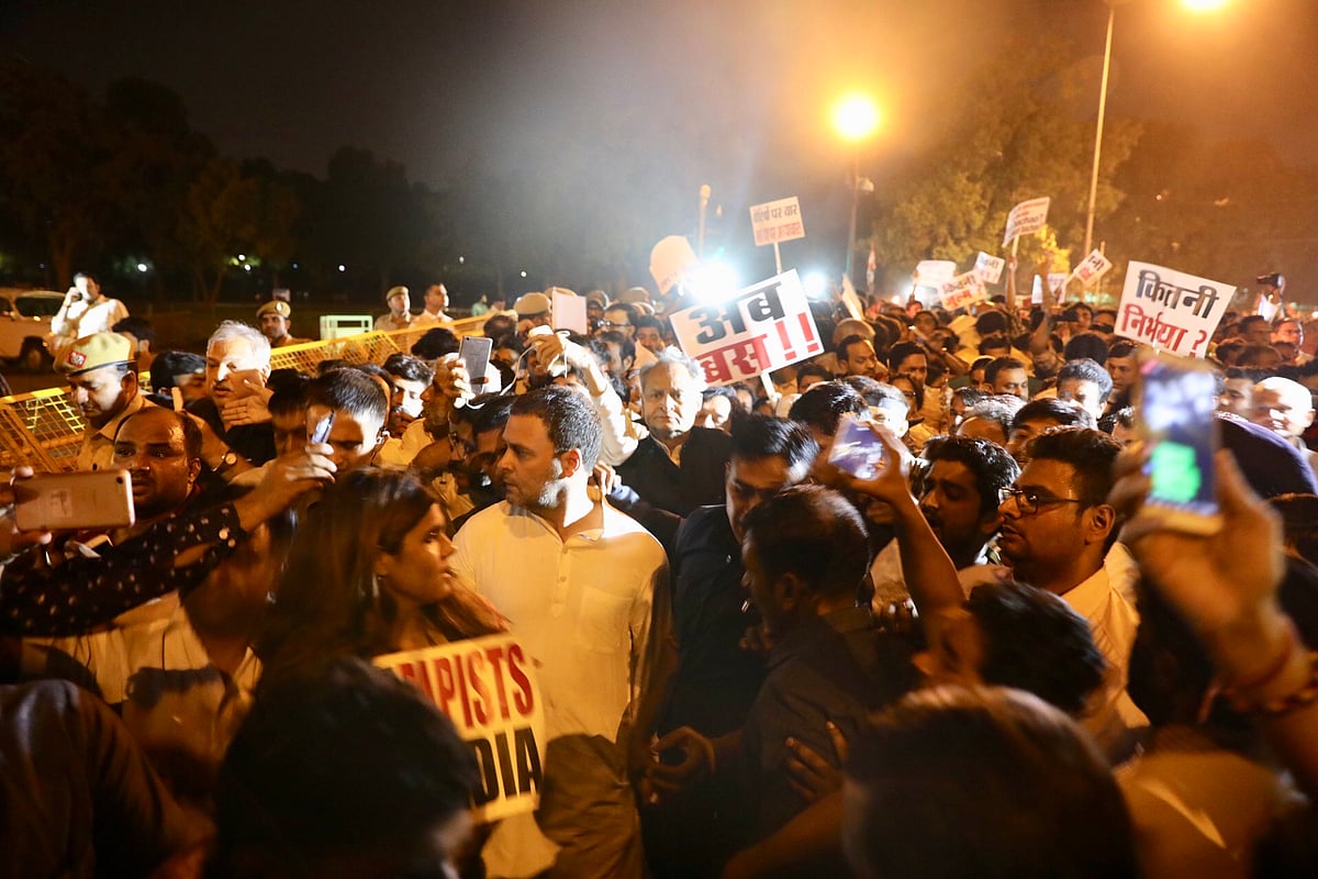 ‘बलात्कारियों भारत छोड़ो’ के नारे के साथ इंडिया गेट पर कैंडल मार्च, राहुल ने कहा, ये आमजन की आवाज