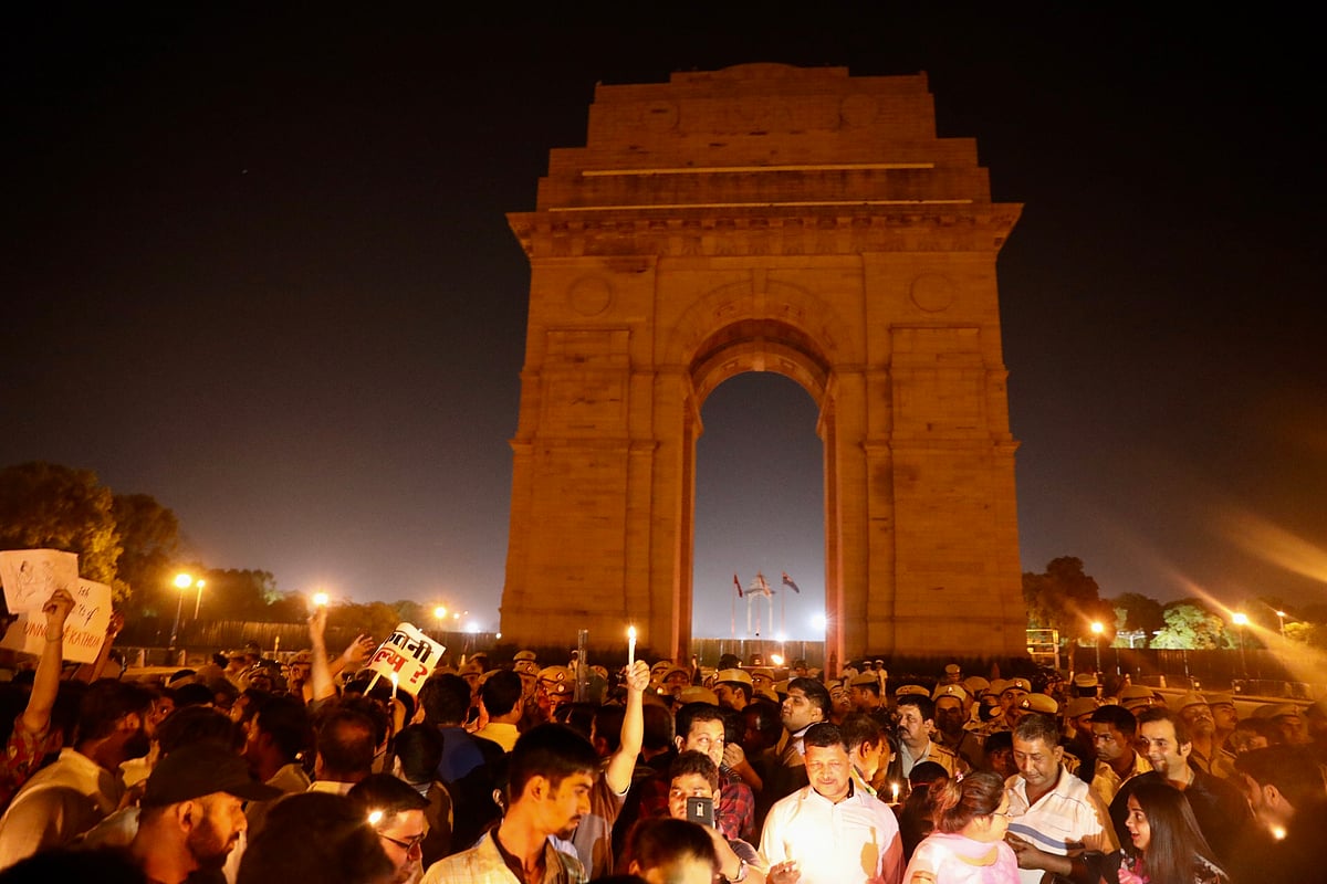 ‘बलात्कारियों भारत छोड़ो’ के नारे के साथ इंडिया गेट पर कैंडल मार्च, राहुल ने कहा, ये आमजन की आवाज