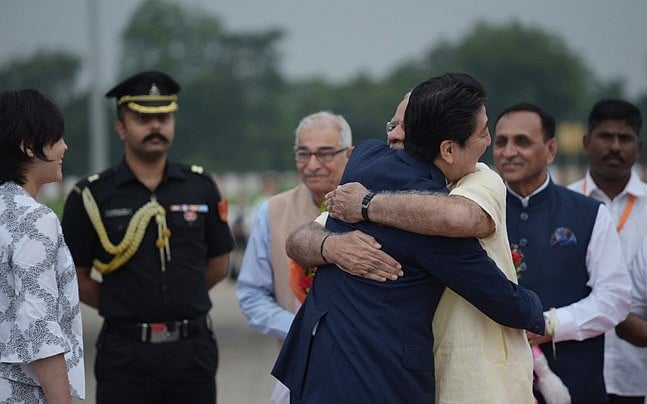 मोदी जी तो सबको ‘झप्पी’ देते हैं, फिर भला चीन के राष्ट्रपति ने क्यों रखा उन्हें ‘आर्म लेंथ’ पर !