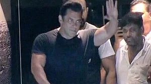 LIVE: मुंबई पहुंचे सलमान खान, घर की बालकनी से ट्रेडमार्क स्टाइल में हिलाया फैन्स को हाथ
