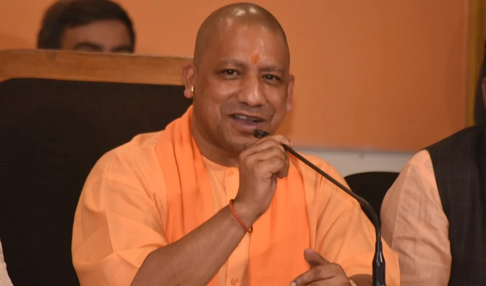 क्या मुख्यमंत्री योगी आदित्यनाथ अपनी चमक खोते जा रहे हैं?