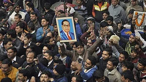 मनुवादी ताकतों से आज भी टक्कर ले रहे हैं अंबेडकर