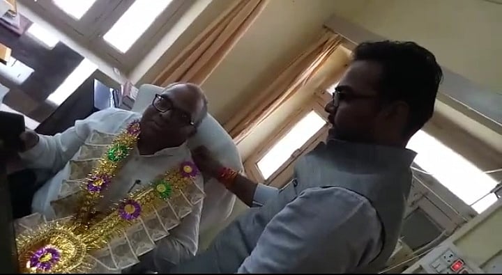 उत्तर प्रदेश: बीजेपी विधायक की गैर-जिम्मेदाराना हरकत, इंजीनियर को पहनाई नोटों की माला