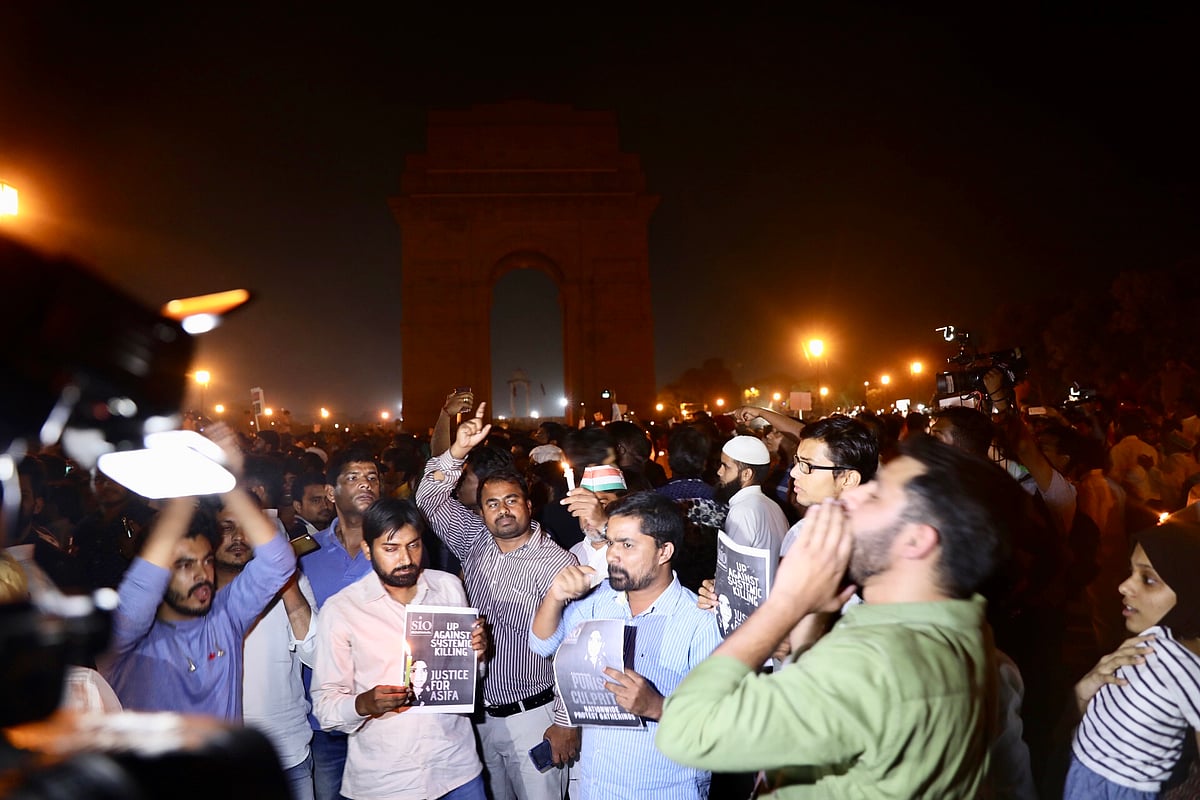 ‘बलात्कारियों भारत छोड़ो’ के नारे के साथ इंडिया गेट पर कैंडल मार्च, राहुल ने कहा, ये आमजन की आवाज