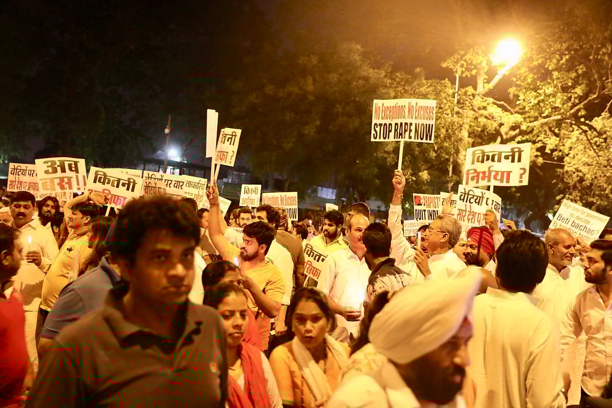 ‘बलात्कारियों भारत छोड़ो’ के नारे के साथ इंडिया गेट पर कैंडल मार्च, राहुल ने कहा, ये आमजन की आवाज