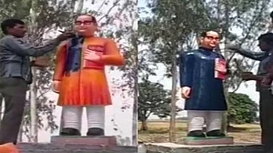 उत्तर प्रदेशः रंगों की राजनीति के फेर में अंबेडकर की मूर्ति, भगवा से फिर हुई नीली