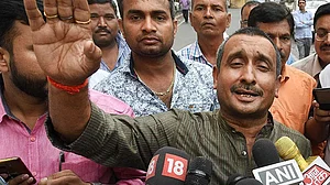 उन्नाव गैंगरेप केस: बीजेपी विधायक का भाई मारपीट में गिरफ्तार, लेकिन बलात्कार आरोपी विधायक पर एक्शन नहीं