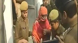 उन्नाव केस: बलात्कार पीड़िता होटल के कमरे में नजरबंद, पीने को पानी तक नहीं दिया