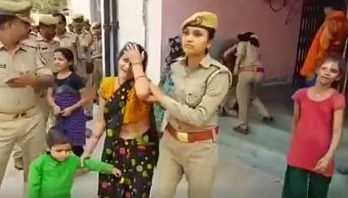 वीडियो: यूपी में बलात्कार पीड़िता के पिता की जेल  में  मौत, आरोपी बीजेपी विधायक पर कोई कार्रवाई नहीं