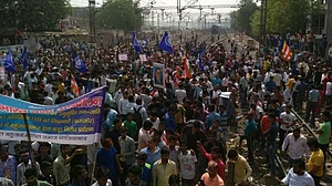 आकार पटेल का लेख: मोदी सरकार की प्रतीकात्मक कार्रवाई से नहीं कम खत्म होगी दलितों की समस्या