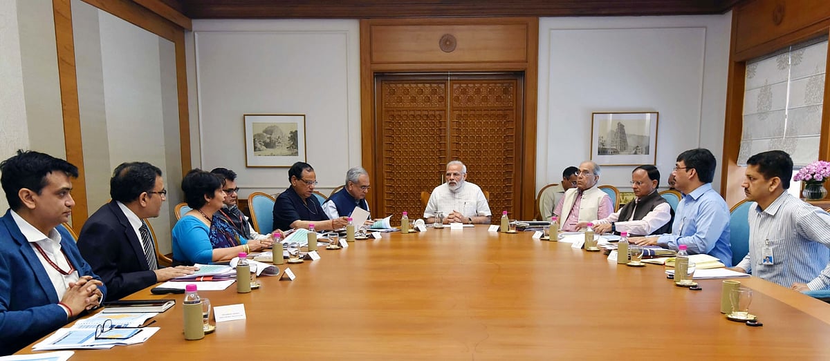 कर्नाटक चुनाव के रंग तस्वीरों में:  कभी साइकिल, तो कभी बैलगाड़ी, और कभी गैस सिलेंडर उठाए दिखे कांग्रेस अध्यक्ष