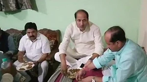 दलित के घर में बैठकर होटल से मंगाकर खाया यूपी के मंत्री ने खाना, बर्तन और पानी तक आया था बाहर से