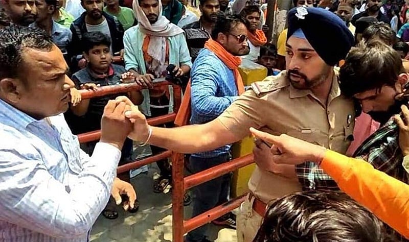 ‘भगवाधारी उसकी जान लेने पर आमादा थे, वह कांप रहा था, मैंने उसे  मां की तरह अपनी छाती में छिपा लिया’