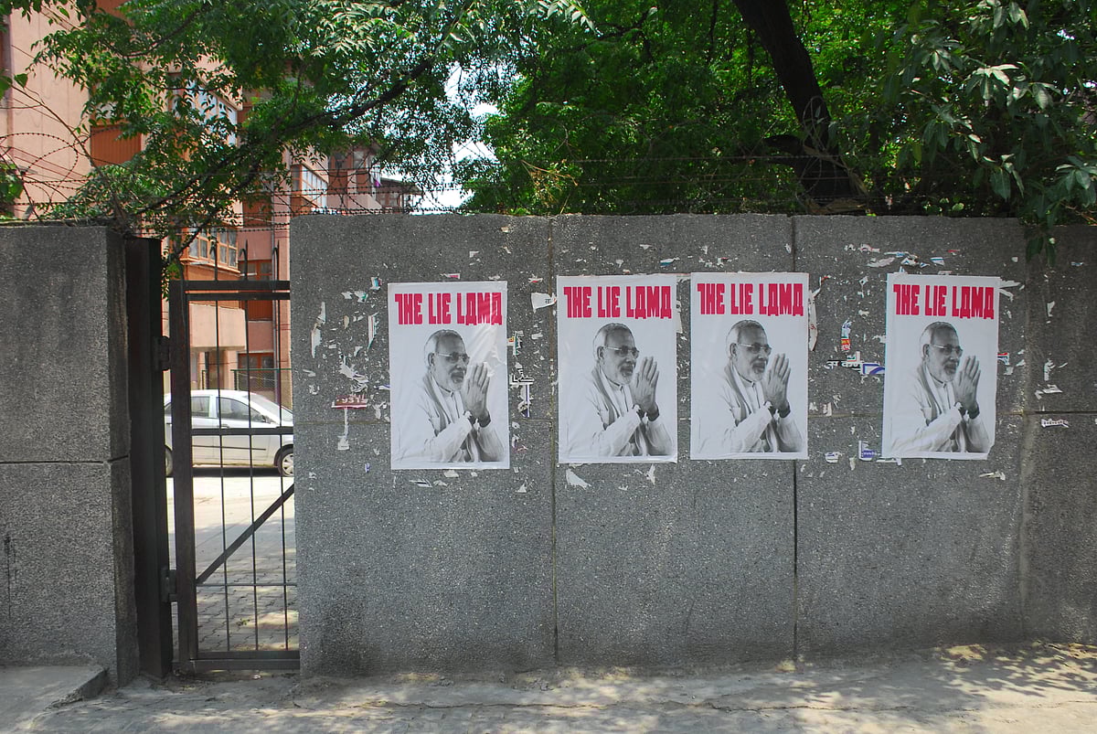  पीएम मोदी को मिली नई उपाधि, दिल्ली में उन्हें  ‘द लाई लामा’ बताते हुए लगे पोस्टर