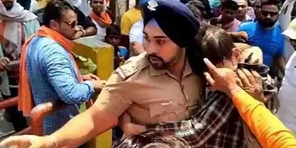 ‘भगवाधारी उसकी जान लेने पर आमादा थे, वह कांप रहा था, मैंने उसे  मां की तरह अपनी छाती में छिपा लिया’