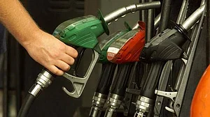 कर्नाटक में मतदान खत्म होते ही लगेगा जोर का झटका, शनिवार रात से ही बढ़ जाएंगे पेट्रोल-डीज़ल के दाम