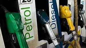 लगातार 12वें दिन बढ़े तेल के दाम, दिल्ली छोड़ मुंबई, चेन्नई और कोलकाता में पेट्रोल 80 के पार