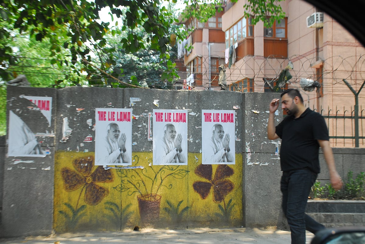  पीएम मोदी को मिली नई उपाधि, दिल्ली में उन्हें  ‘द लाई लामा’ बताते हुए लगे पोस्टर