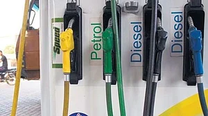 रिकॉर्ड स्तर पर पहुंची पेट्रोल-डीजल की कीमत, हफ्ते भर में दूसरी बार बढ़े दाम