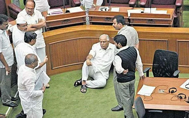 सत्ता हाथ से फिसलती देख,  कर्नाटक में राष्ट्रपति शासन लगा देगी बीजेपी?