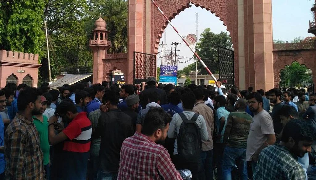 अलीगढ़ यूनिवर्सिटी में जिन्ना की तस्वीर पर बवाल, हिंदूवादी संगठनों ने फूंका पुतला, हंगामे के बाद लाठीचार्ज