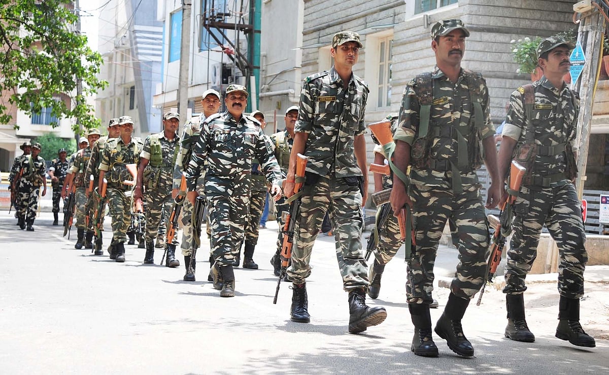 कर्नाटक चुनाव के रंग तस्वीरों में:  कभी साइकिल, तो कभी बैलगाड़ी, और कभी गैस सिलेंडर उठाए दिखे कांग्रेस अध्यक्ष