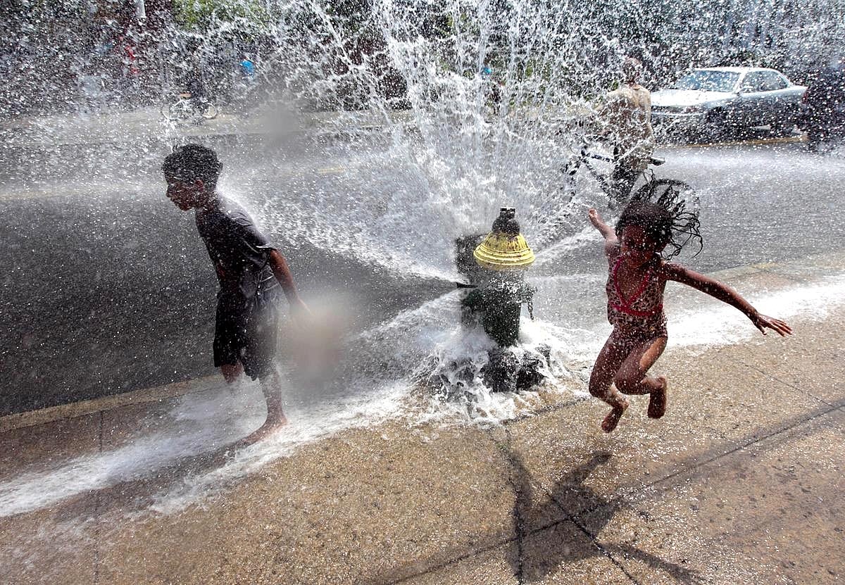 कर्नाटक चुनाव के रंग तस्वीरों में:  कभी साइकिल, तो कभी बैलगाड़ी, और कभी गैस सिलेंडर उठाए दिखे कांग्रेस अध्यक्ष