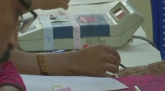 कितनी गड़बड़ियों, शिकायतों और संदेहों के बाद ईवीएम से मिलेगा छुटकारा?