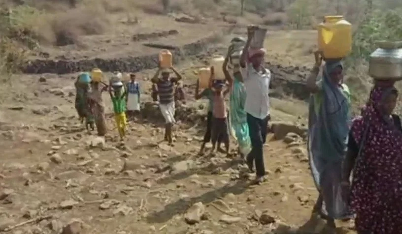 मध्य प्रदेश: शिव‘राज’ में पानी की किल्लत, जान जोखिम में डालकर कुएं से पानी निकालने को मजबूर