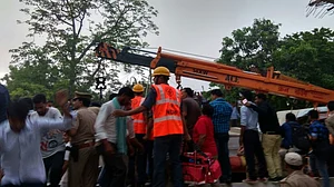 वाराणसी हादसा LIVE: यूपी सरकार के बड़े अधिकारी ने आंधी-तूफान को बताया हादसे का कारण