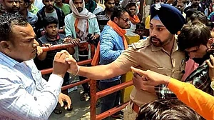 ‘भगवाधारी उसकी जान लेने पर आमादा थे, वह कांप रहा था, मैंने उसे मां की तरह अपनी छाती में छिपा लिया’