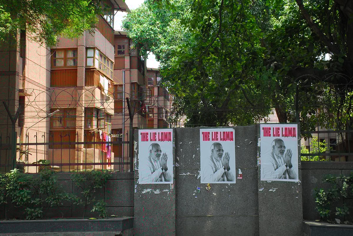  पीएम मोदी को मिली नई उपाधि, दिल्ली में उन्हें  ‘द लाई लामा’ बताते हुए लगे पोस्टर