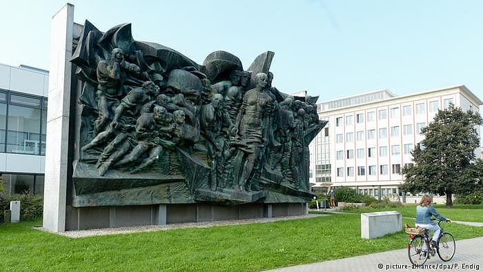 विवादों की संभावना को हवा देती प्रतिमा: जर्मन शहर लाइपजिग में कार्ल मार्क्स को इस कांस्य प्रतिमा में भी उकेरा गया है। लगभग 30 वर्ष तक इसने लाइपजिग यूनिवर्सिटी के मुख्य द्वारकी शोभा बढ़ाई। 2006 में मरम्मत के काम के लिए इसे वहां हटाया गया। फिर इसे कैंपस यानाले में लगाया गया।