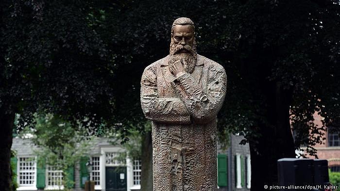 विचारक के रूप में एंगेल्स: साम्यवाद के दार्शनिक फ्रेडरिक एंगेल्स की यह चार मीटर ऊंची कांस्य मूर्ति, ट्रियर में लगी मार्क्स की मूर्ति से कुछ छोटी है।एंगेल्स के गृहनगर वूपरटाल में लगी यह मूर्ति भी एक चीनी आर्टस्टि ने तैयार की थी।साल 2014 में चीन की सरकार ने ही यह मूर्ति भी दी थी।  