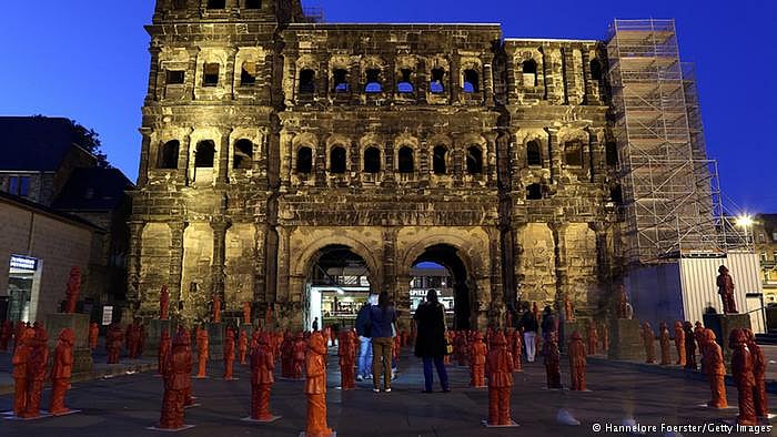 मार्क्स की झलक:  ट्रियर ने इस राजनीतिक विचारक की मौत के 130 साल बाद 2013 में उनकी वर्षगांठ मनाई थी। जर्मन आर्टिस्ट ओटमार होर्ल ने इस मौके परमार्क्स की प्लास्टिक की 500 मूर्तियां तैयार की थीं। इनका मकसद मार्क्स के कार्यों और विचारों पर बहस को प्रोत्साहित करना था।