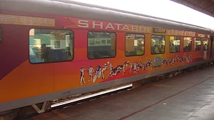 फिर सवालों के घेरे में रेलवे का खाना, पुरी-हावड़ा शताब्दी एक्सप्रेस के 33 यात्री बीमार