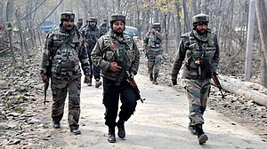 जम्मू-कश्मीर: शोपियां एनकाउंटर में 5 आतंकी ढेर, कश्मीर यूनिवर्सिटी का प्रोफेसर भी मारा गया