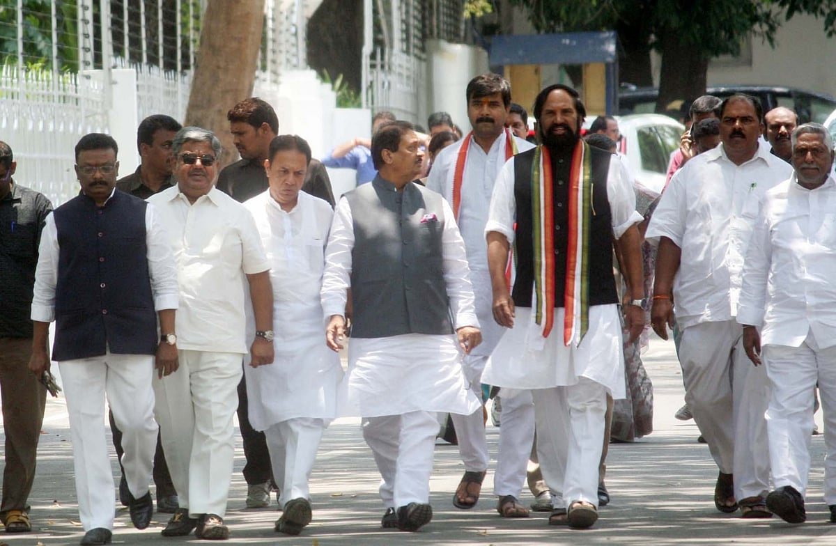 कर्नाटक चुनाव के रंग तस्वीरों में:  कभी साइकिल, तो कभी बैलगाड़ी, और कभी गैस सिलेंडर उठाए दिखे कांग्रेस अध्यक्ष